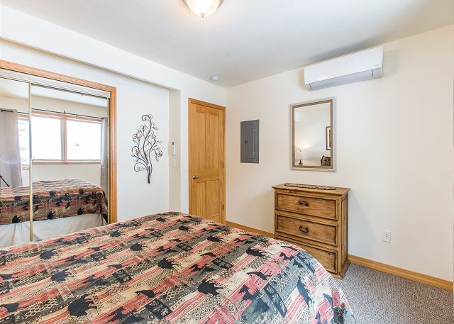 Spacious Mountain Condo-Air Conditioning-Gas Fireplace-Pet Friendly 9