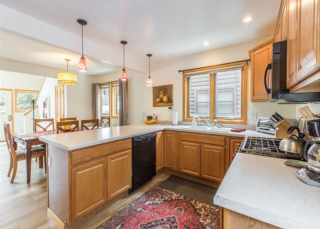 Spacious Mountain Condo-Air Conditioning-Gas Fireplace-Pet Friendly 2