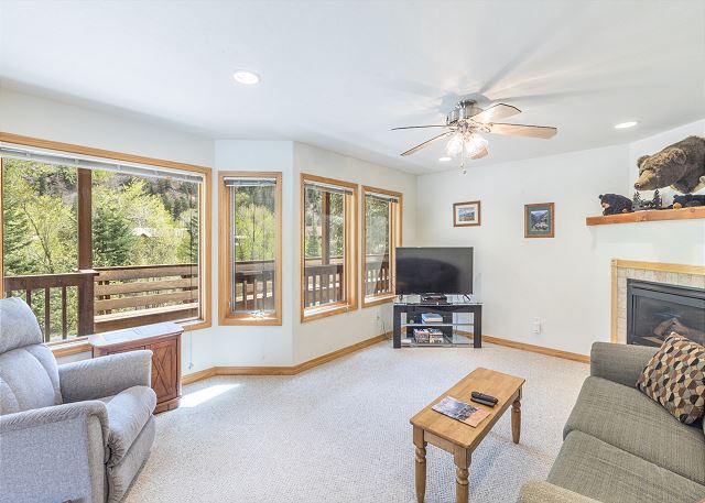 Mountain Views-Across from River Walk Trail-Pet-friendly