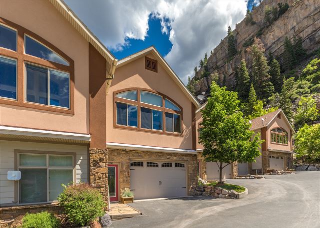 Unbeatable Location - Across from Ouray Hot Springs - Walk to Downtown