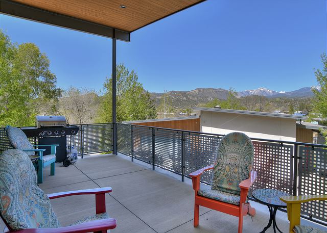 Townhome with Awesome Views - 1 Mile to Downtown - 30+ Day Stay Required