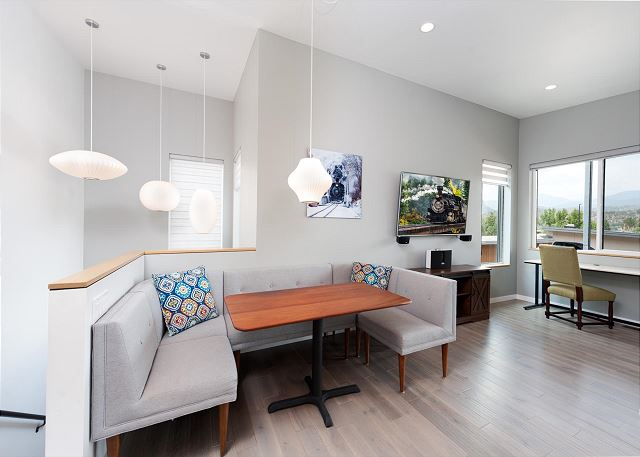 Townhome with Awesome Views - 1 Mile to Downtown - 30+ Day Stay Required 6