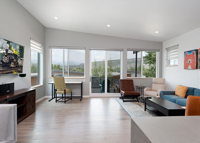 Townhome with Awesome Views - 1 Mile to Downtown - 30+ Day Stay Required 4