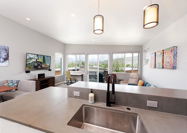 Townhome with Awesome Views - 1 Mile to Downtown - 30+ Day Stay Required 10