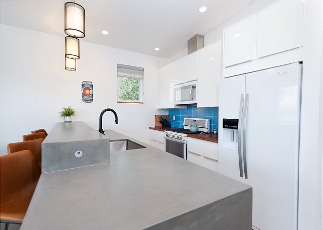 Townhome with Awesome Views - 1 Mile to Downtown - 30+ Day Stay Required 9