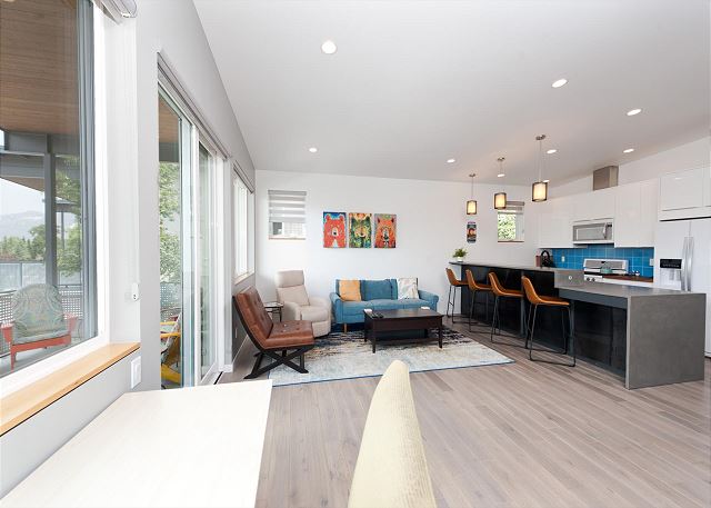 Townhome with Awesome Views - 1 Mile to Downtown - 30+ Day Stay Required 5