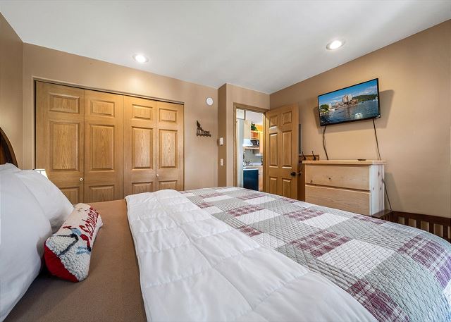 Ski in Ski out at Schweitzer Mountain Resort | Great Views | Cozy Condo 7