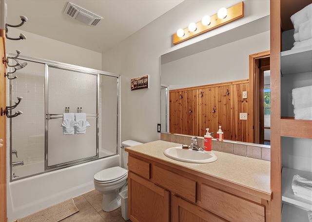 Ski in Ski out at Schweitzer Mountain Resort | Great Views | Cozy Condo 8
