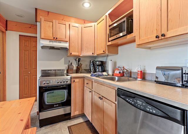 Ski in Ski out at Schweitzer Mountain Resort | Great Views | Cozy Condo 7