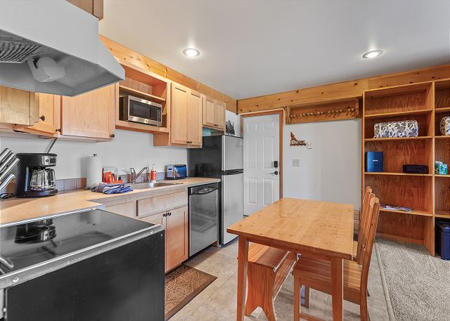 Ski in Ski out at Schweitzer Mountain Resort | Great Views | Cozy Condo 6