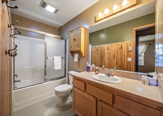 Ski in Ski out at Schweitzer Mountain Resort | Great Views | Cozy Condo 10