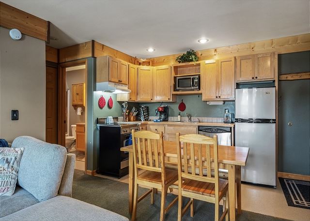 Ski in Ski out at Schweitzer Mountain Resort | Great Views | Cozy Condo 8