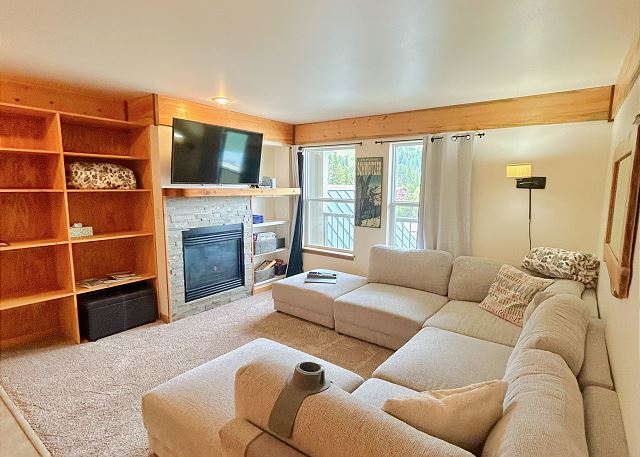 Ski in Ski out at Schweitzer Mountain Resort | Great Views | Cozy Condo 2