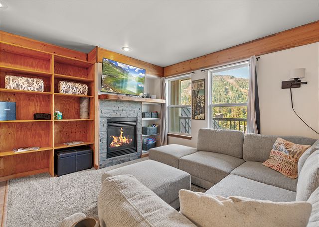 Ski in Ski out at Schweitzer Mountain Resort | Great Views | Cozy Condo