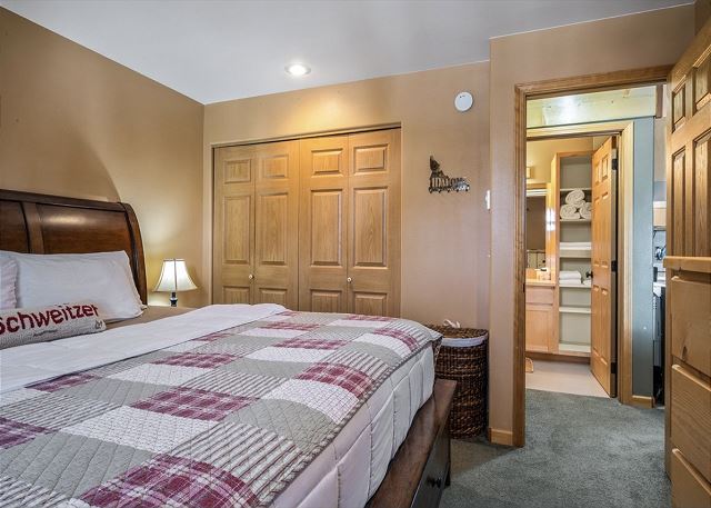 Ski in Ski out at Schweitzer Mountain Resort | Great Views | Cozy Condo 8