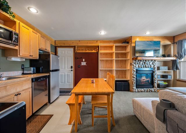 Ski in Ski out at Schweitzer Mountain Resort | Great Views | Cozy Condo 4