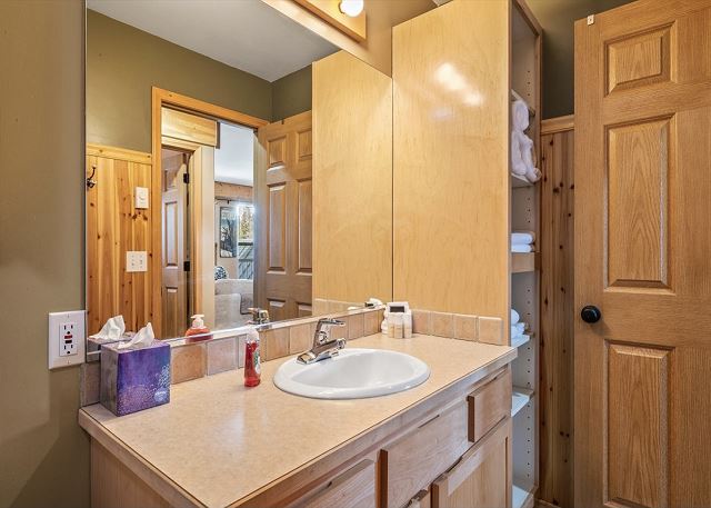 Ski in Ski out at Schweitzer Mountain Resort | Great Views | Cozy Condo 9