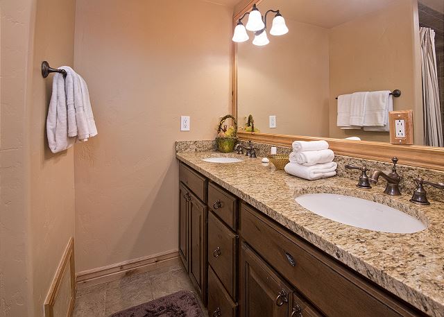 Spacious Avon Retreat | Pool, Tennis, 2 Masters & Free Shuttle 10