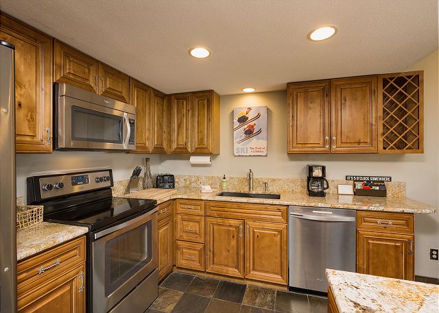 Open Concept Luxury Condo - Huge Deck w/Fire Pit & Views -Steps to the Slopes 8