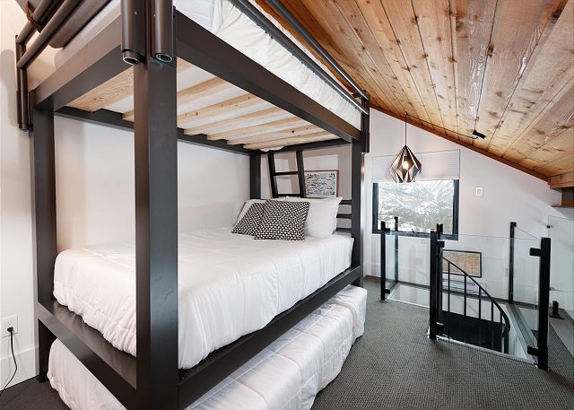 Completely Remodeled Ski in/Ski Out Condo - Views & Deck - Pet Friendly 10