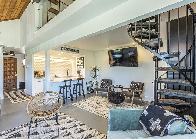 Completely Remodeled Ski in/Ski Out Condo - Views & Deck - Pet Friendly 4