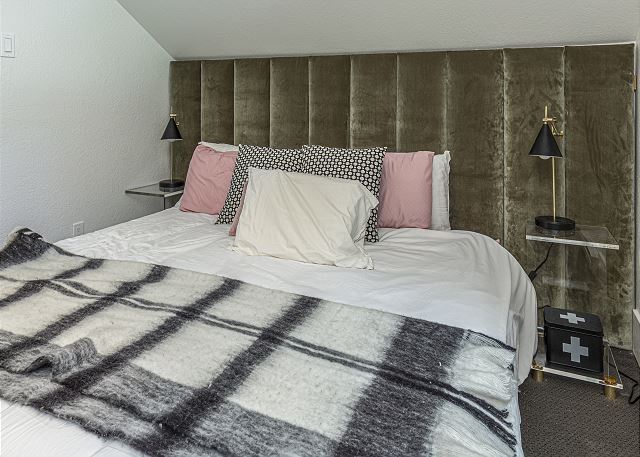 Completely Remodeled Ski in/Ski Out Condo - Views & Deck - Pet Friendly 9