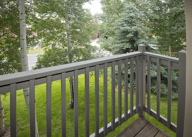 Walk to Shops & Restaurants| Ski Shuttle to Beaver Creek & Vail Slopes 2