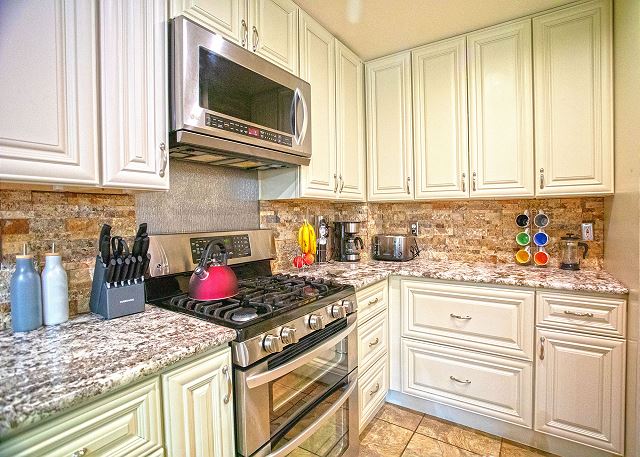 Avon| Walk to Shops & Restaurants| Ski Shuttle to Beaver Creek & Vail Slopes 2