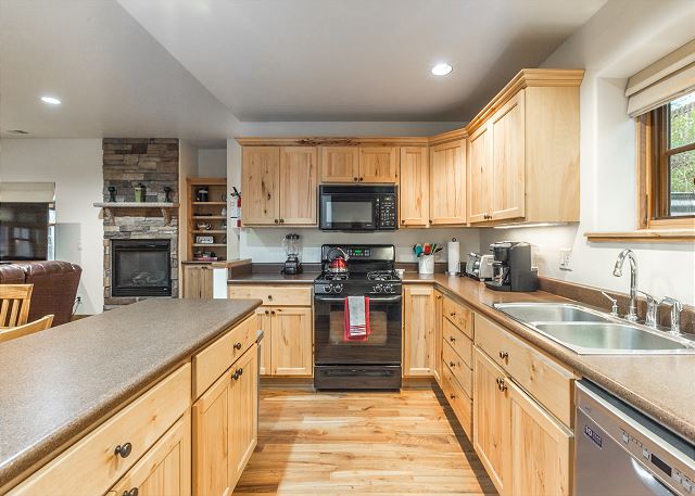 Cozy Ouray Townhome with Fireplace- Close to Downtown and Hot Springs Pool 3