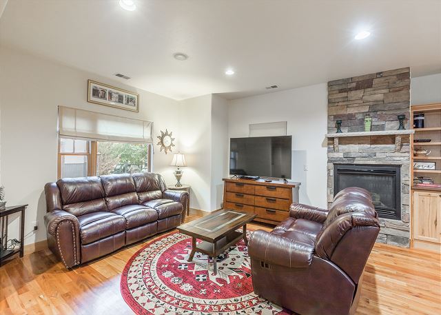 Cozy Ouray Townhome with Fireplace- Close to Downtown and Hot Springs Pool