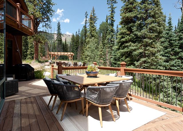 Luxurious Mountain Lodge – Views, Hot Tub/Ping Pong – 5 Min from Purg 10