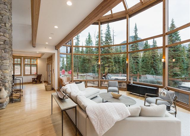 Luxurious Mountain Lodge – Views, Hot Tub/Ping Pong – 5 Min from Purg 2