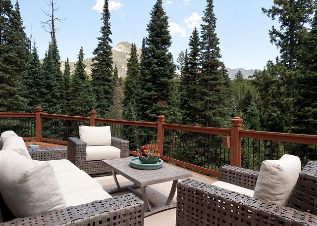 Luxurious Mountain Lodge – Views, Hot Tub/Ping Pong – 5 Min from Purg 9