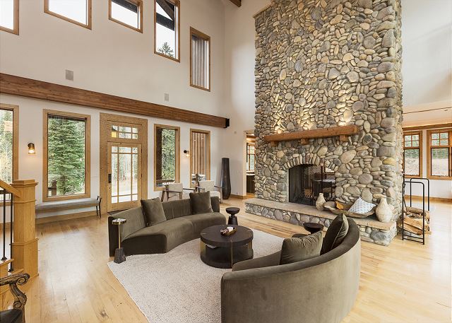 Luxurious Mountain Lodge – Views, Hot Tub/Ping Pong – 5 Min from Purg 6