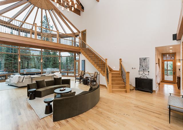 Luxurious Mountain Lodge – Views, Hot Tub/Ping Pong – 5 Min from Purg 5