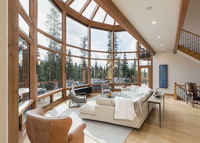 Luxurious Mountain Lodge – Views, Hot Tub/Ping Pong – 5 Min from Purg 4