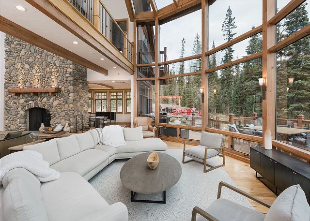 Luxurious Mountain Lodge – Views, Hot Tub/Ping Pong – 5 Min from Purg 3