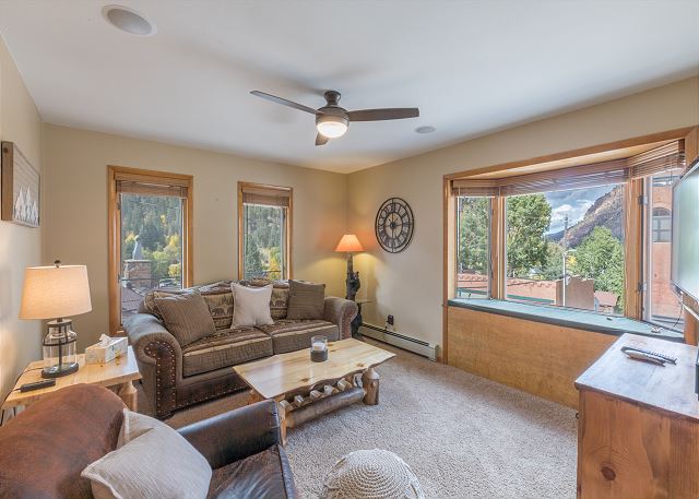 Charming Top Floor Downtown Ouray Retreat | Spectacular Views 3