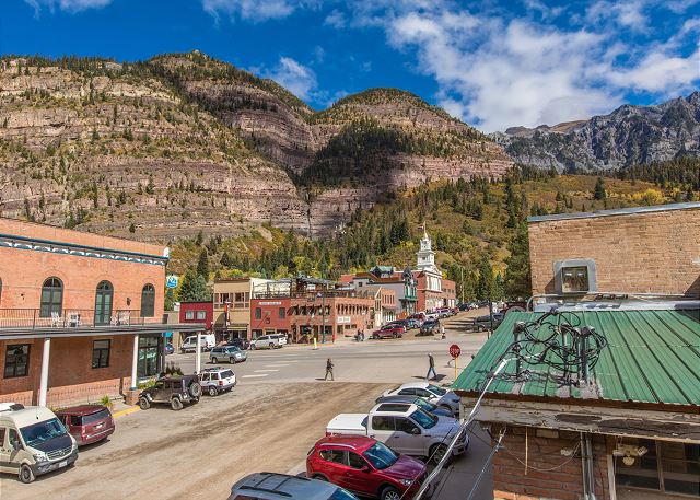 Charming Top Floor Downtown Ouray Retreat | Spectacular Views