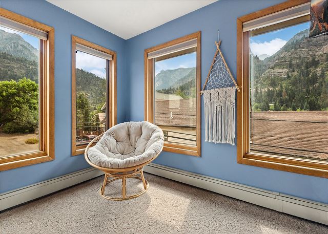 Charming Top Floor Downtown Ouray Retreat | Spectacular Views 5