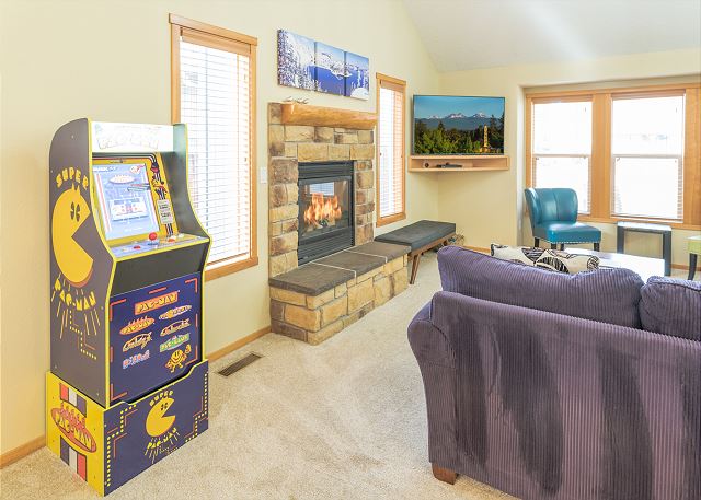The Quails Nest! SW Bend Custom Family Friendly Home ~ Fire pit ~ Pac Man 7