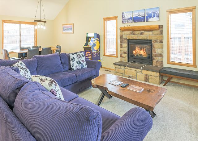 The Quails Nest! SW Bend Custom Family Friendly Home ~ Fire pit ~ Pac Man 8