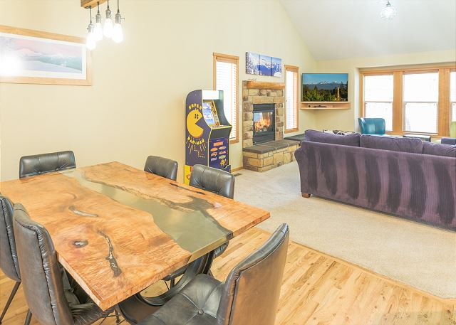 The Quails Nest! SW Bend Custom Family Friendly Home ~ Fire pit ~ Pac Man 10