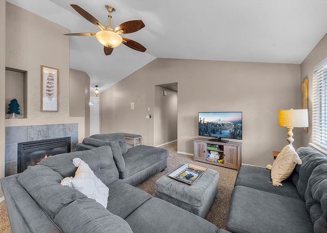 Dog Friendly ~ SW Bend Home Close to Old Mill ~ Soaking Tub ~ Fireplace 2