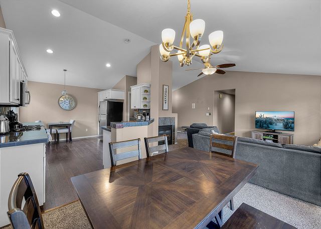 Dog Friendly ~ SW Bend Home Close to Old Mill ~ Soaking Tub ~ Fireplace 7