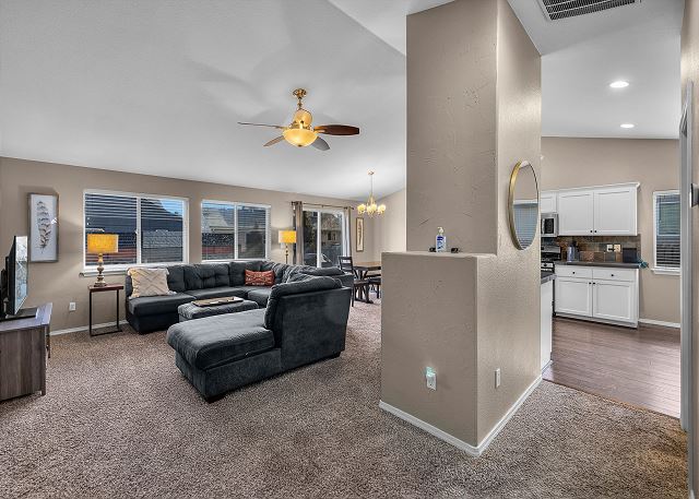 Dog Friendly ~ SW Bend Home Close to Old Mill ~ Soaking Tub ~ Fireplace 5