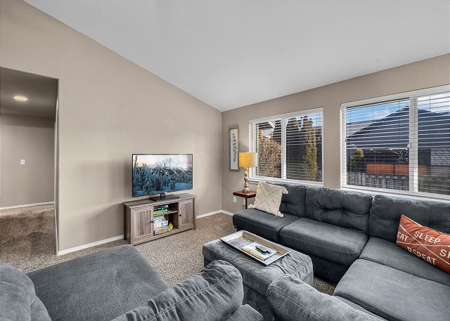 Dog Friendly ~ SW Bend Home Close to Old Mill ~ Soaking Tub ~ Fireplace 4