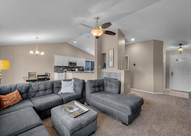 Dog Friendly ~ SW Bend Home Close to Old Mill ~ Soaking Tub ~ Fireplace 3