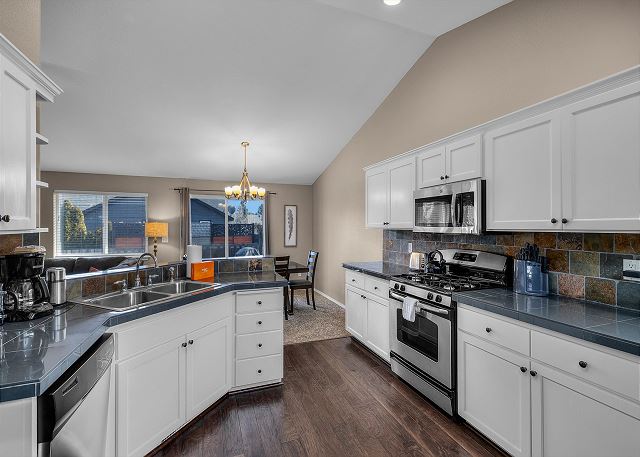 Dog Friendly ~ SW Bend Home Close to Old Mill ~ Soaking Tub ~ Fireplace 6