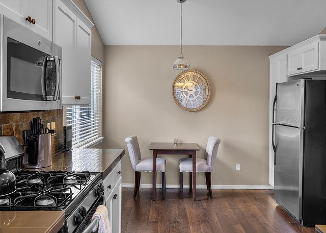 Dog Friendly ~ SW Bend Home Close to Old Mill ~ Soaking Tub ~ Fireplace 9